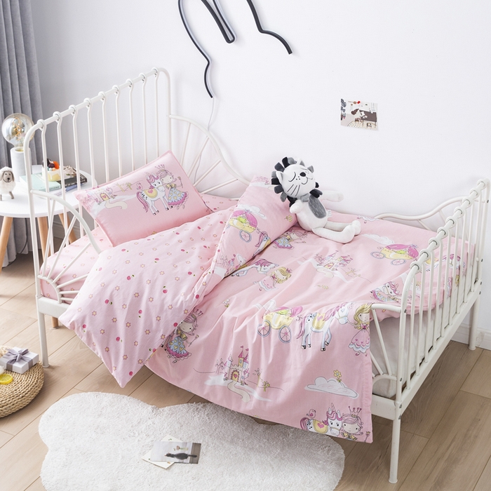 91家纺网 家纺一手货源 找家纺 2025年新款幼儿园全棉被子三件套宝宝入园纯棉六件套被褥午睡被套童话镇-粉