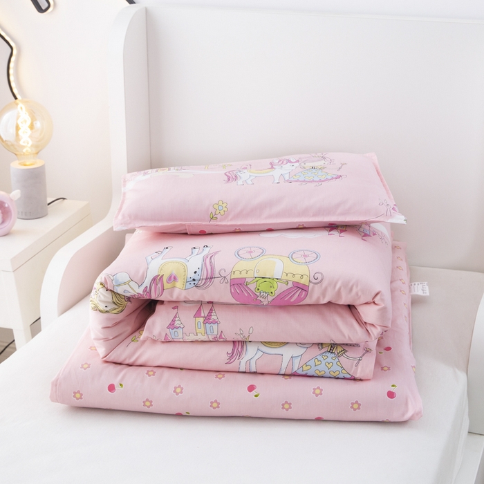 91家纺网 家纺一手货源 找家纺 2025年新款幼儿园全棉被子三件套宝宝入园纯棉六件套被褥午睡被套童话镇-粉