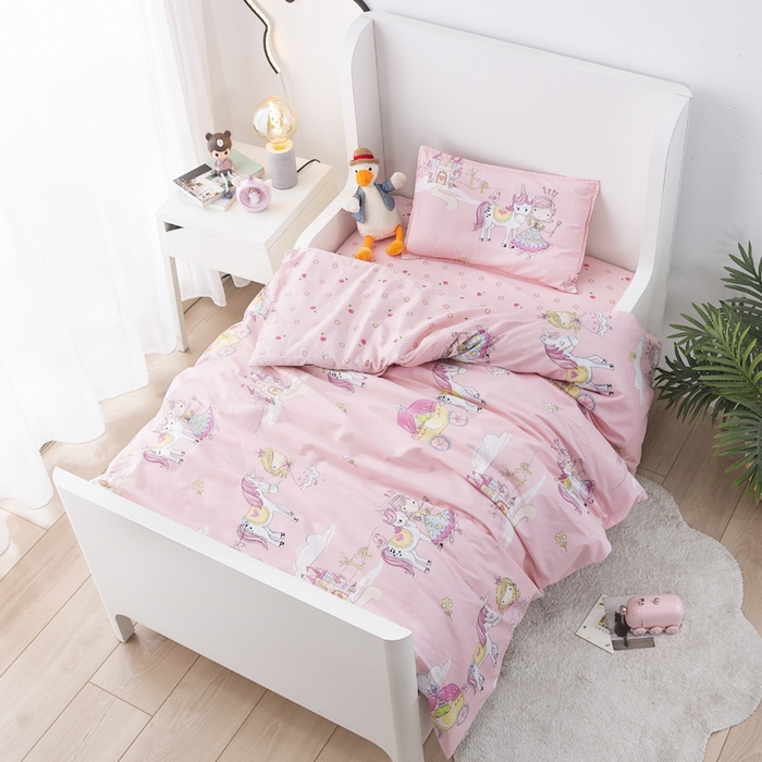 91家纺网 家纺一手货源 找家纺 2025年新款幼儿园全棉被子三件套宝宝入园纯棉六件套被褥午睡被套童话镇-粉