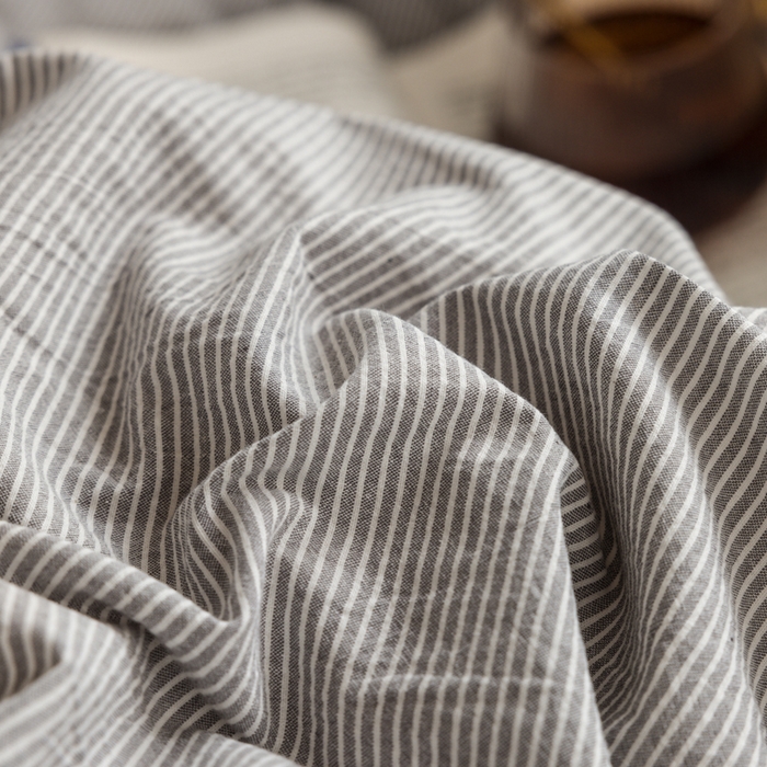 91家纺网 家纺一手货源 找家纺 柠萌家居 2025年新款色织A类学生宿舍床笠三件套床垫套 灰极细条