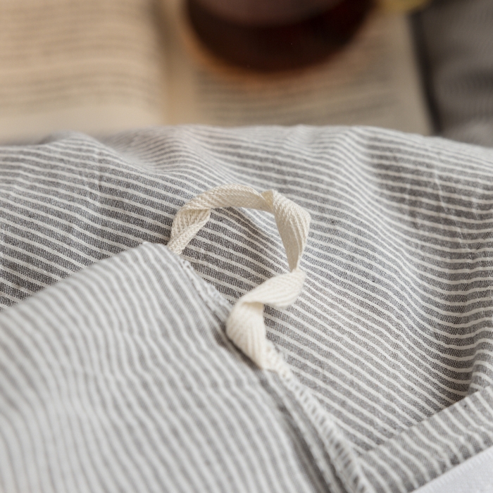 91家纺网 家纺一手货源 找家纺 柠萌家居 2025年新款色织A类学生宿舍床笠三件套床垫套 灰极细条