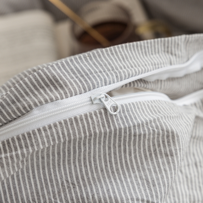 91家纺网 家纺一手货源 找家纺 柠萌家居 2025年新款色织A类学生宿舍床笠三件套床垫套 灰极细条