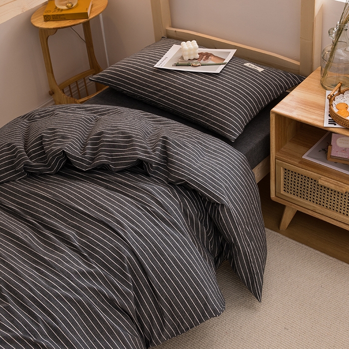 91家纺网 家纺一手货源 找家纺 柠萌家居 2025年新款色织A类学生宿舍床笠三件套床垫套 中条纹深灰