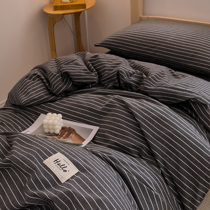 91家纺网 家纺一手货源 找家纺 柠萌家居 2025年新款色织A类学生宿舍床笠三件套床垫套 中条纹深灰