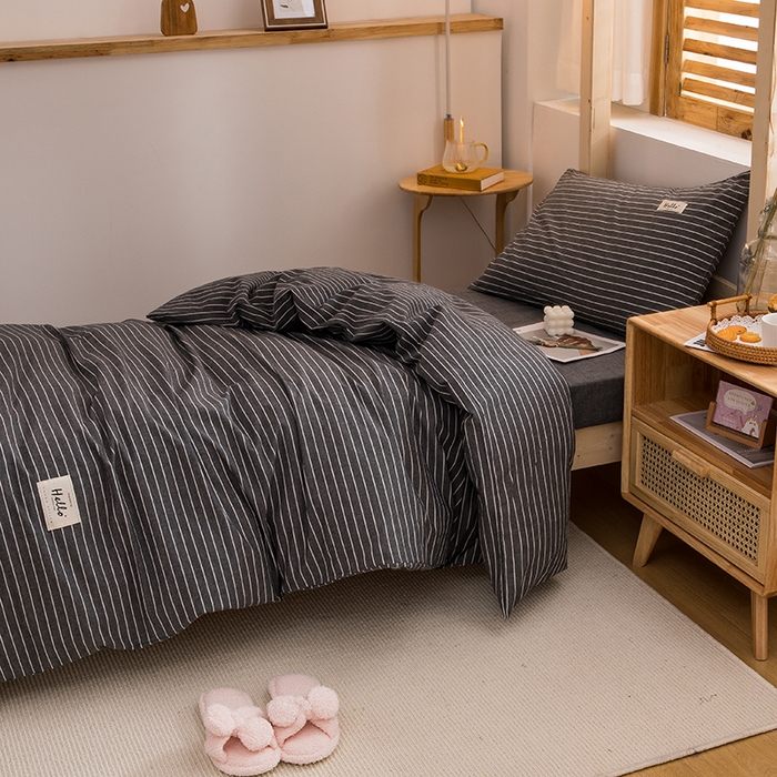 91家纺网 家纺一手货源 找家纺 柠萌家居 2025年新款色织A类学生宿舍床笠三件套床垫套 中条纹深灰