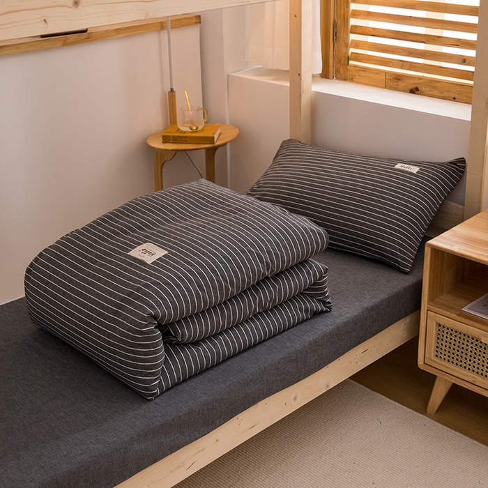 91家纺网 家纺一手货源 找家纺 柠萌家居 2025年新款色织A类学生宿舍床笠三件套床垫套 中条纹深灰