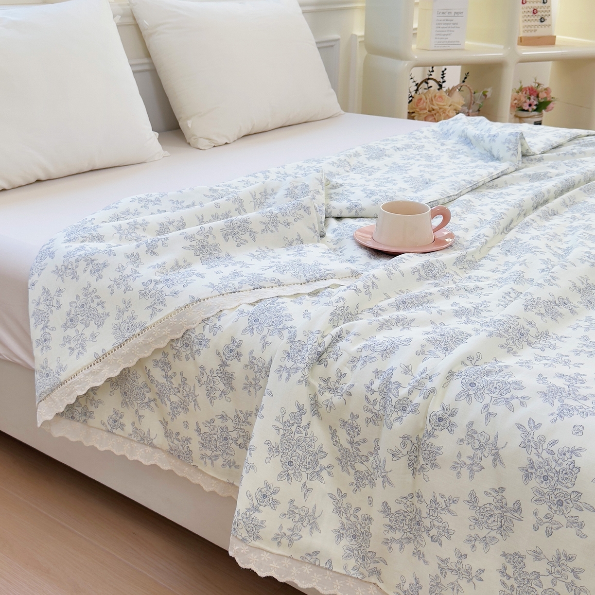 91家纺网 家纺一手货源 找家纺 集布 2025新款100%全棉双层纱花边款夏被夏凉被素影繁花蓝