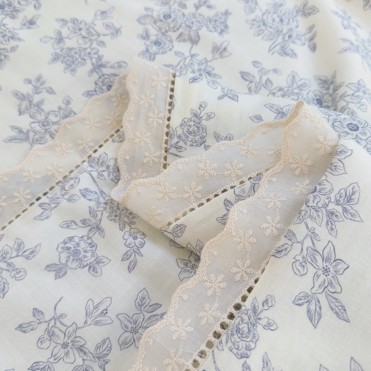 91家纺网 家纺一手货源 找家纺 集布 2025新款100%全棉双层纱花边款夏被夏凉被素影繁花蓝