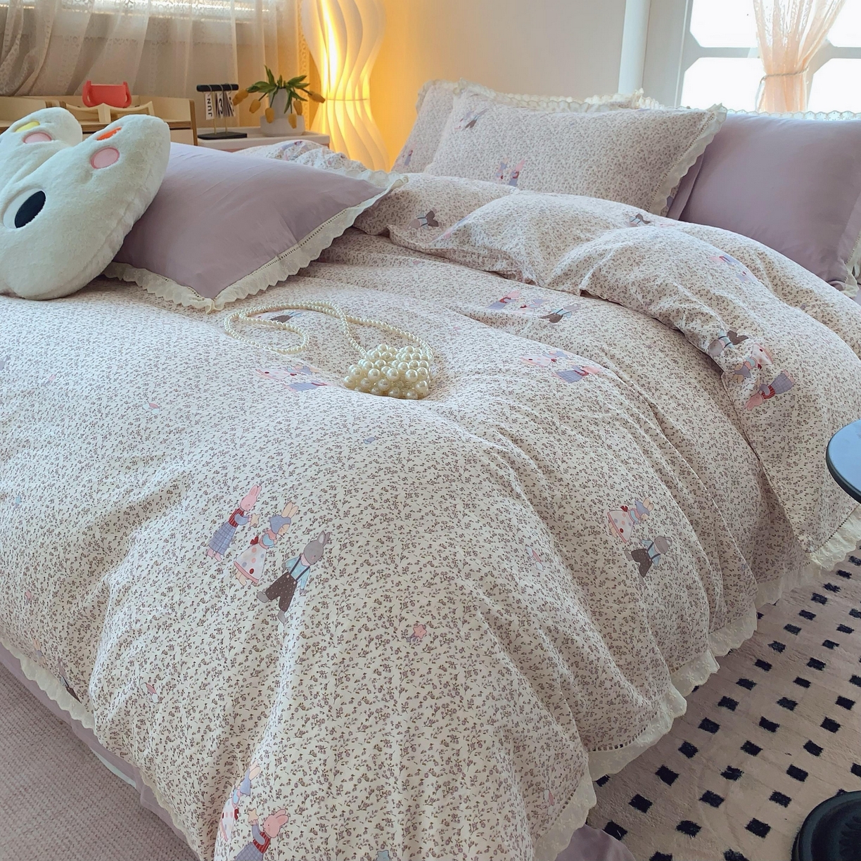 91家纺网 家纺一手货源 找家纺 奈萝家纺  2025新款全棉双层纱花边款四件套 奶泡兔兔