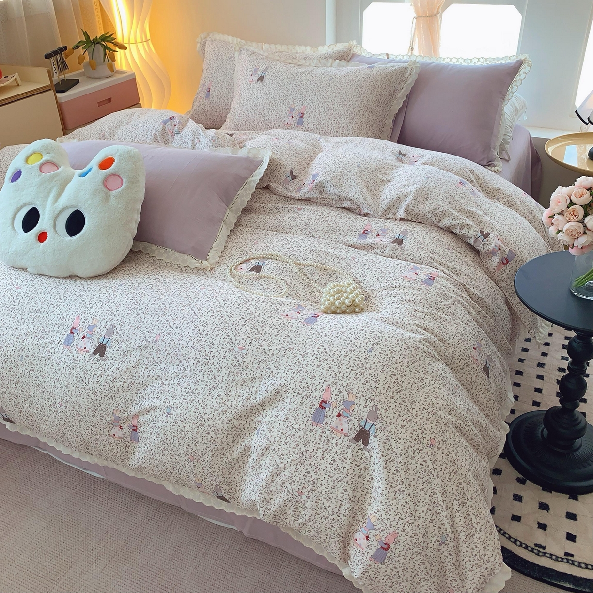 91家纺网 家纺一手货源 找家纺 奈萝家纺  2025新款全棉双层纱花边款四件套 奶泡兔兔