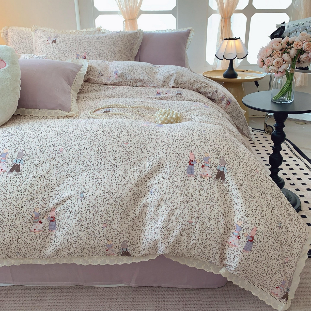 91家纺网 家纺一手货源 找家纺 奈萝家纺  2025新款全棉双层纱花边款四件套 奶泡兔兔