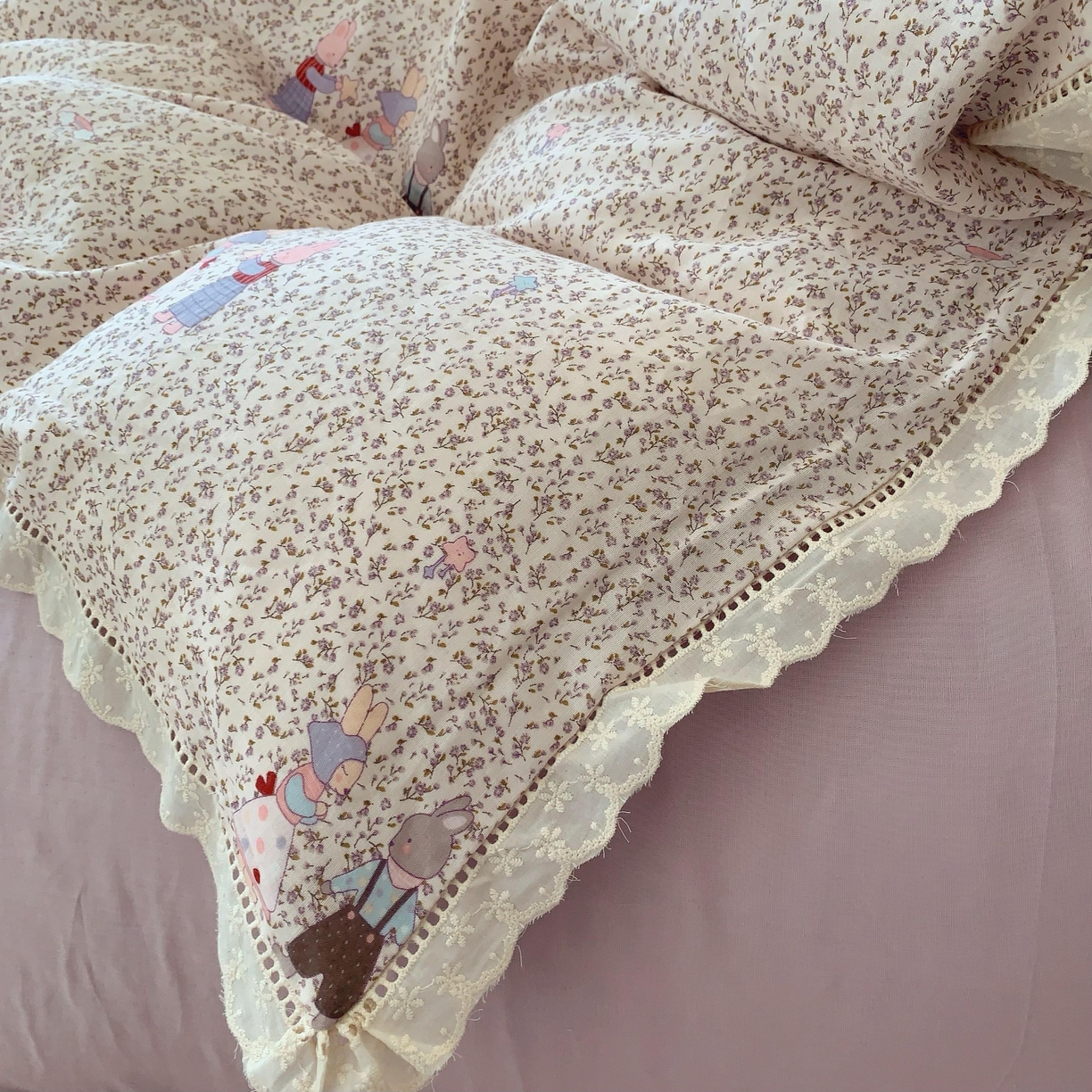 91家纺网 家纺一手货源 找家纺 奈萝家纺  2025新款全棉双层纱花边款四件套 奶泡兔兔