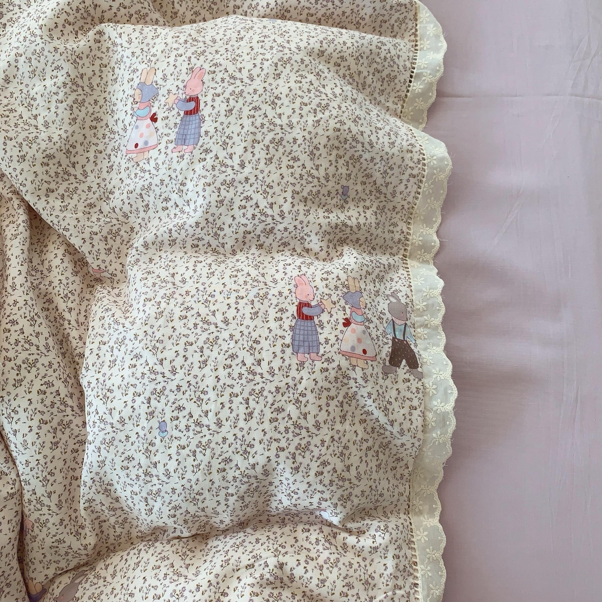 91家纺网 家纺一手货源 找家纺 奈萝家纺  2025新款全棉双层纱花边款四件套 奶泡兔兔