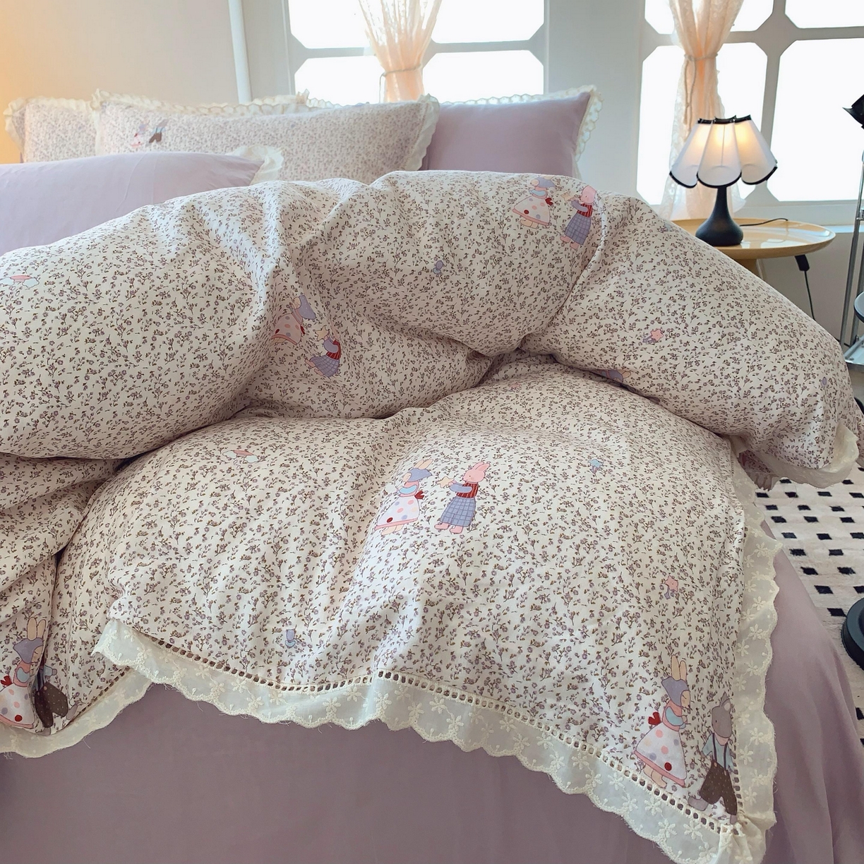 91家纺网 家纺一手货源 找家纺 奈萝家纺  2025新款全棉双层纱花边款四件套 奶泡兔兔