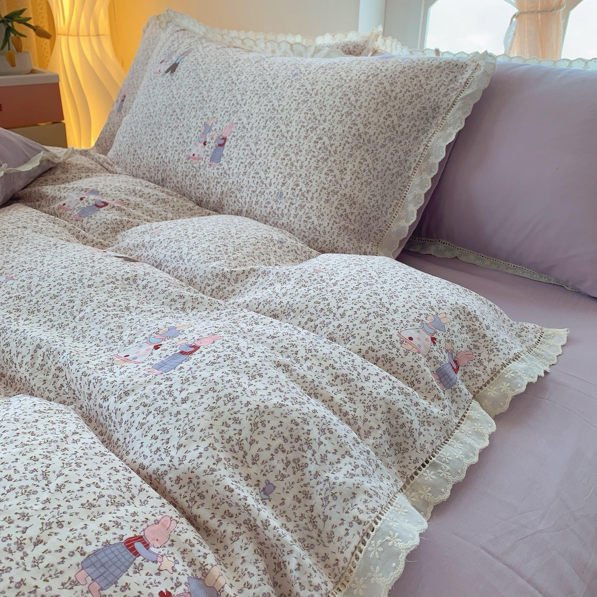 91家纺网 家纺一手货源 找家纺 奈萝家纺  2025新款全棉双层纱花边款四件套 奶泡兔兔