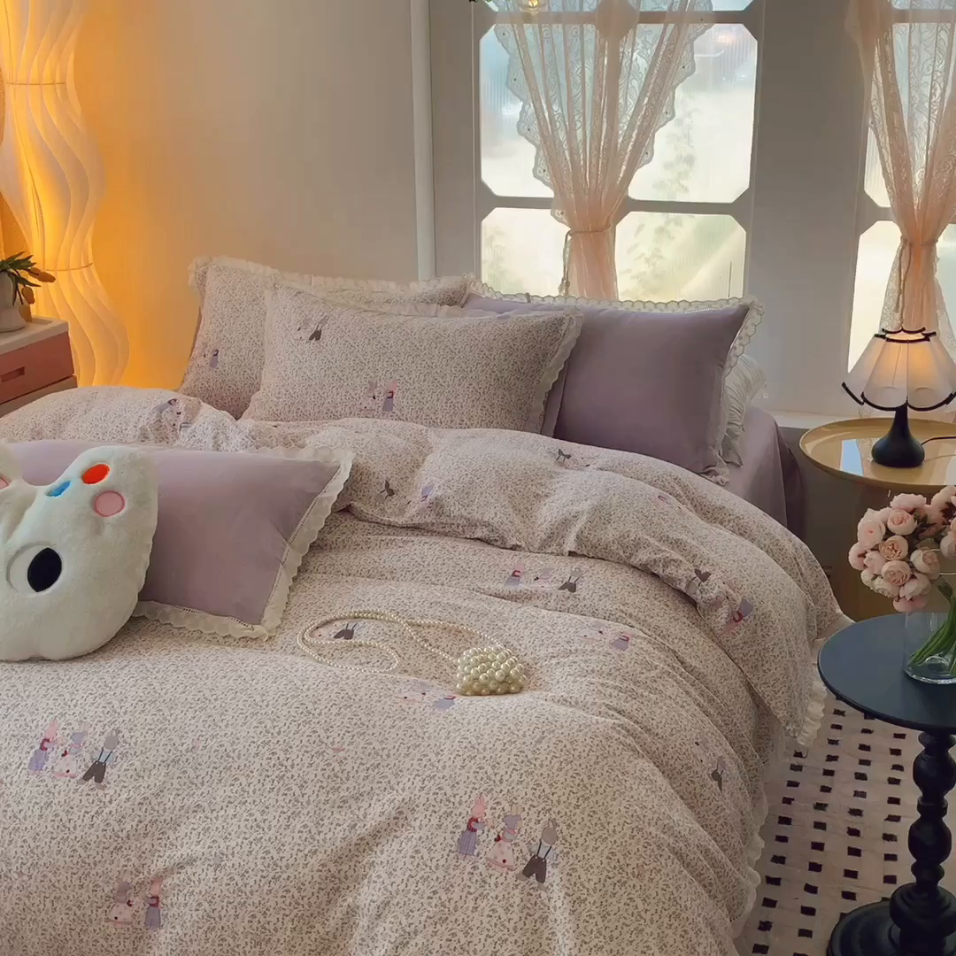 91家纺网 家纺一手货源 找家纺 奈萝家纺  2025新款全棉双层纱花边款四件套 奶泡兔兔