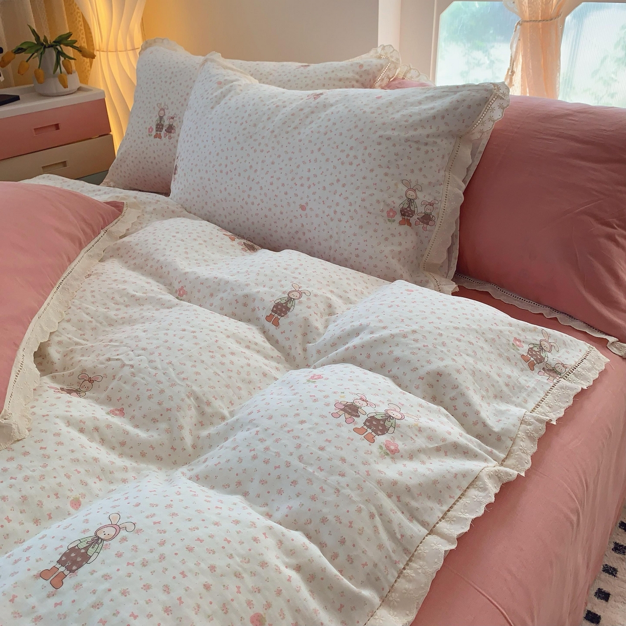 91家纺网 家纺一手货源 找家纺  奈萝家纺  2025新款全棉双层纱花边款四件套 童年月光