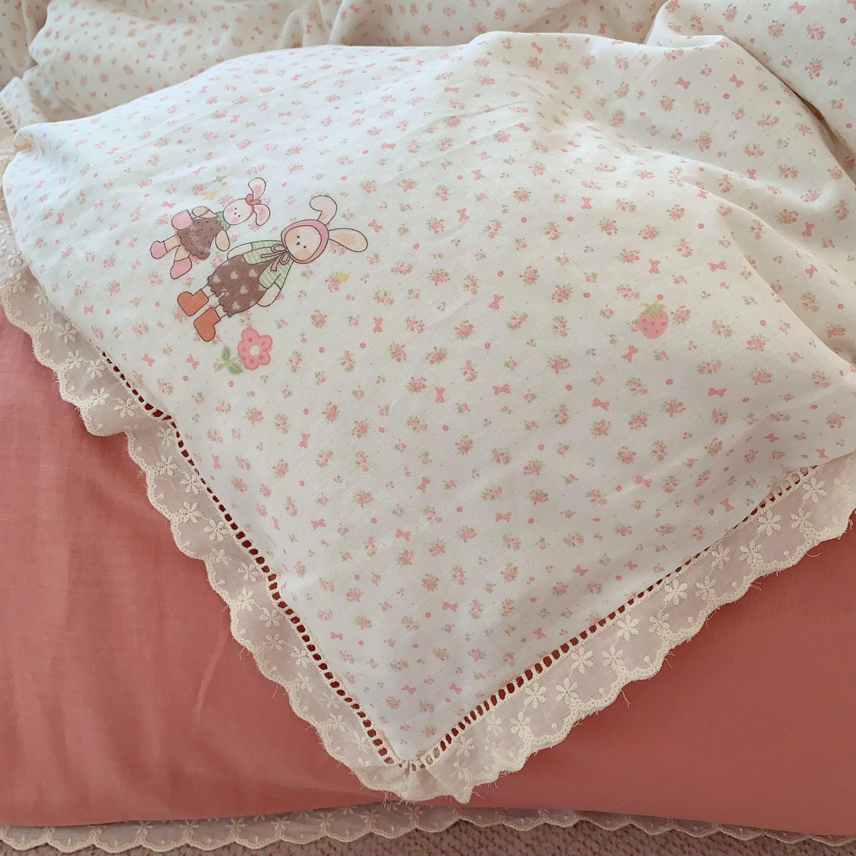 91家纺网 家纺一手货源 找家纺  奈萝家纺  2025新款全棉双层纱花边款四件套 童年月光