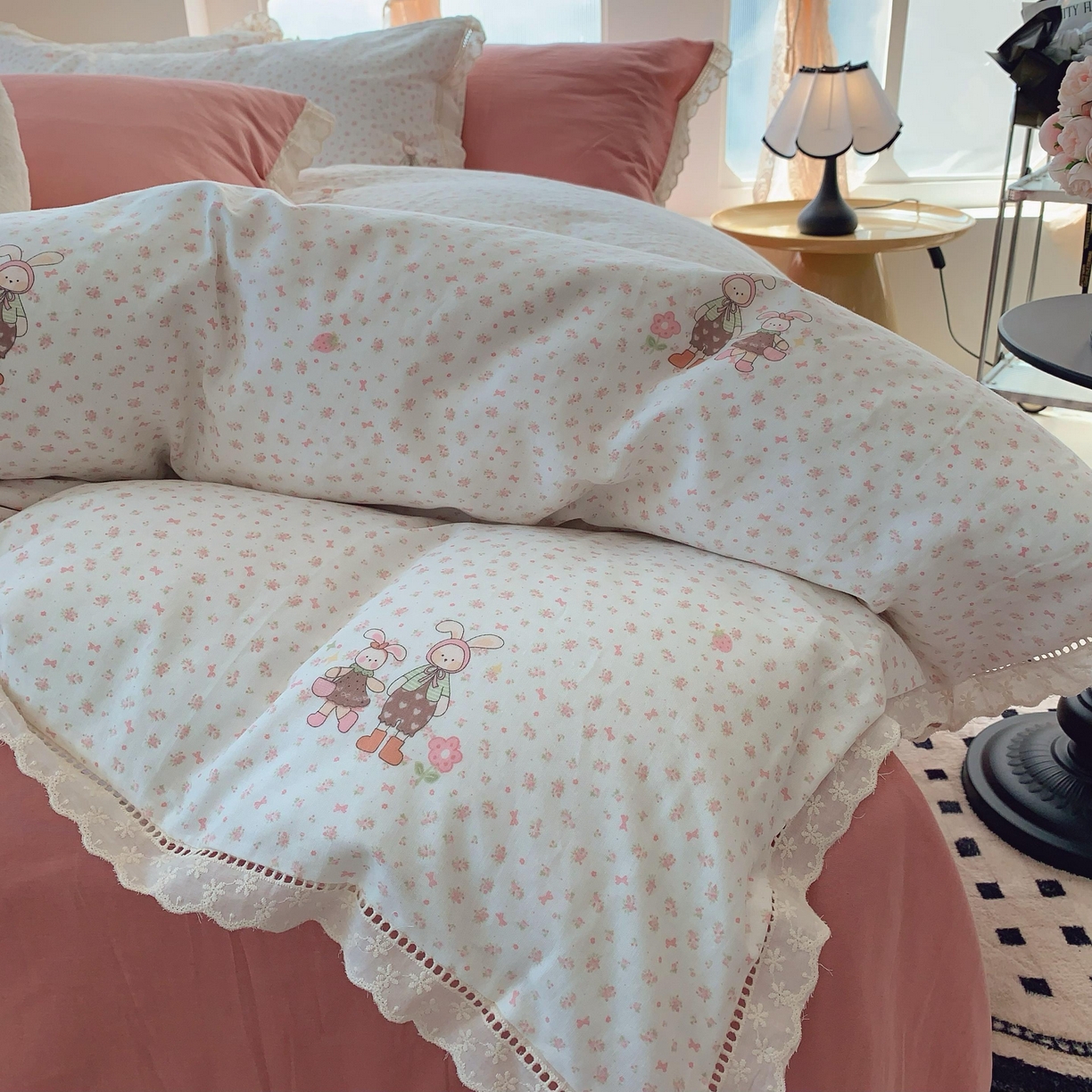 91家纺网 家纺一手货源 找家纺  奈萝家纺  2025新款全棉双层纱花边款四件套 童年月光