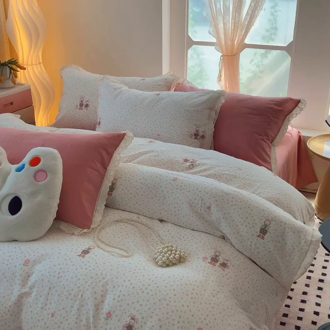 91家纺网 家纺一手货源 找家纺  奈萝家纺  2025新款全棉双层纱花边款四件套 童年月光