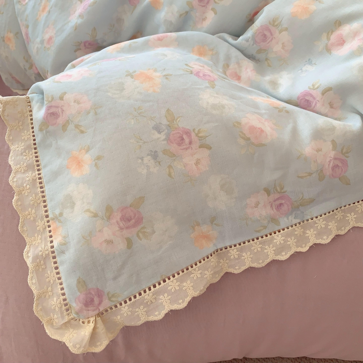 91家纺网 家纺一手货源 找家纺  奈萝家纺  2025新款全棉双层纱花边款四件套 韶华蓝