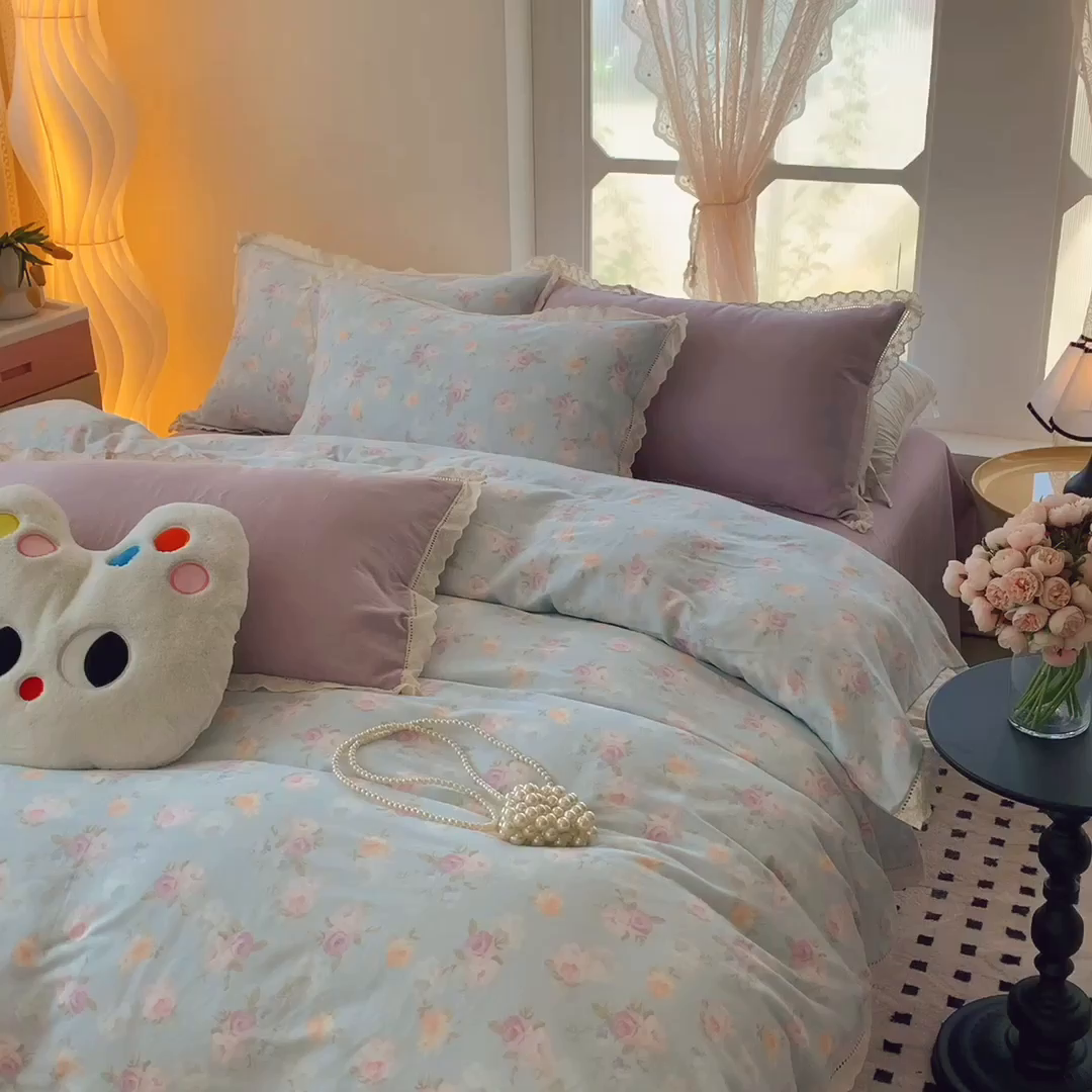 91家纺网 家纺一手货源 找家纺  奈萝家纺  2025新款全棉双层纱花边款四件套 韶华蓝