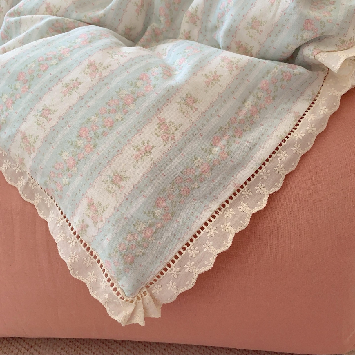 91家纺网 家纺一手货源 找家纺  奈萝家纺  2025新款全棉双层纱花边款四件套 花涧澈