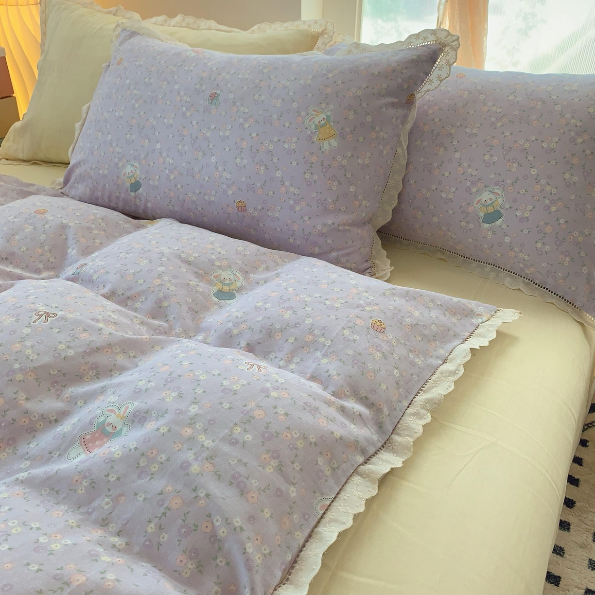 91家纺网 家纺一手货源 找家纺  奈萝家纺  2025新款全棉双层纱花边款四件套 可爱兔仔