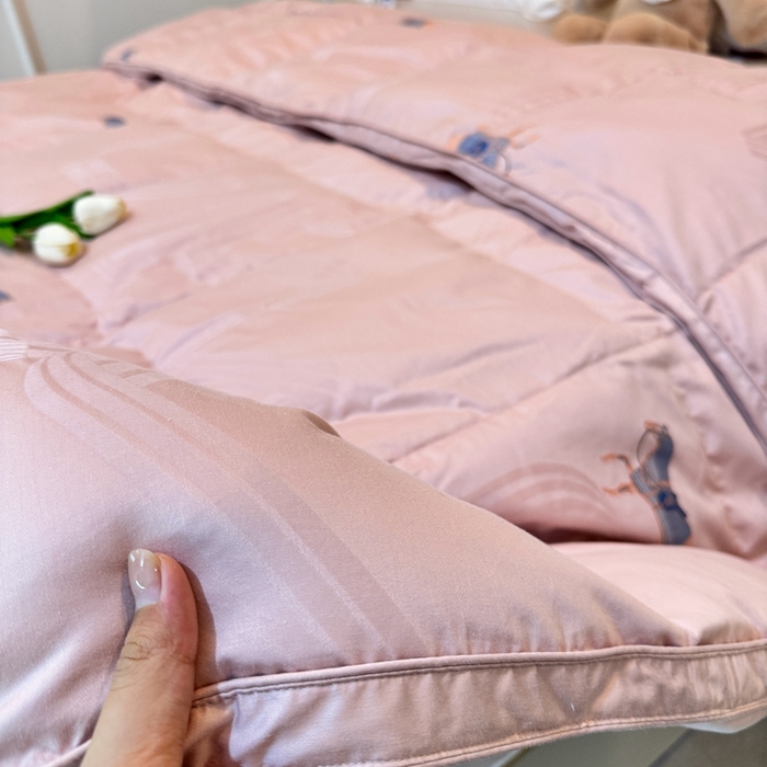 91家纺网 家纺一手货源 找家纺 静若居羽绒被壳 2025新款全棉双层静音羽绒被壳自充绒羽绒被壳-马到成功 马到成功-豆沙