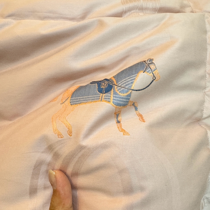 91家纺网 家纺一手货源 找家纺 静若居羽绒被壳 2025新款全棉双层静音羽绒被壳自充绒羽绒被壳-马到成功 马到成功-豆沙