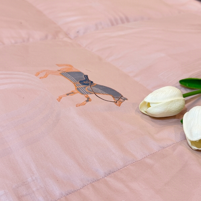 91家纺网 家纺一手货源 找家纺 静若居羽绒被壳 2025新款全棉双层静音羽绒被壳自充绒羽绒被壳-马到成功 马到成功-豆沙