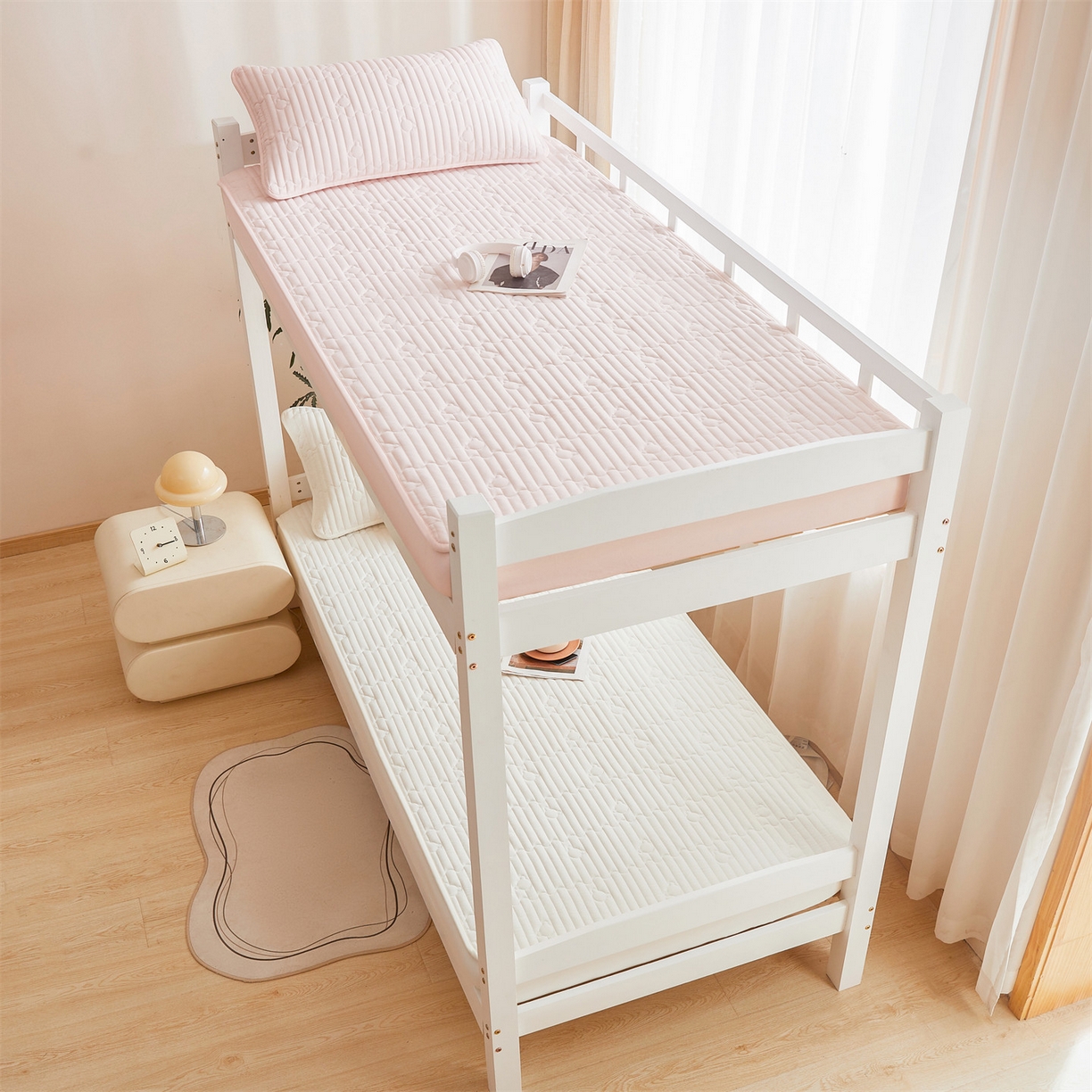 91家纺网 家纺一手货源 找家纺 雯豆家纺 2025新款四季款学生宿舍夹棉床笠上下铺床垫保护套 洛川-月光白