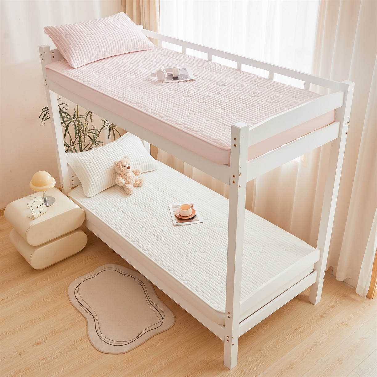 91家纺网 家纺一手货源 找家纺 雯豆家纺 2025新款四季款学生宿舍夹棉床笠上下铺床垫保护套 洛川-月光白