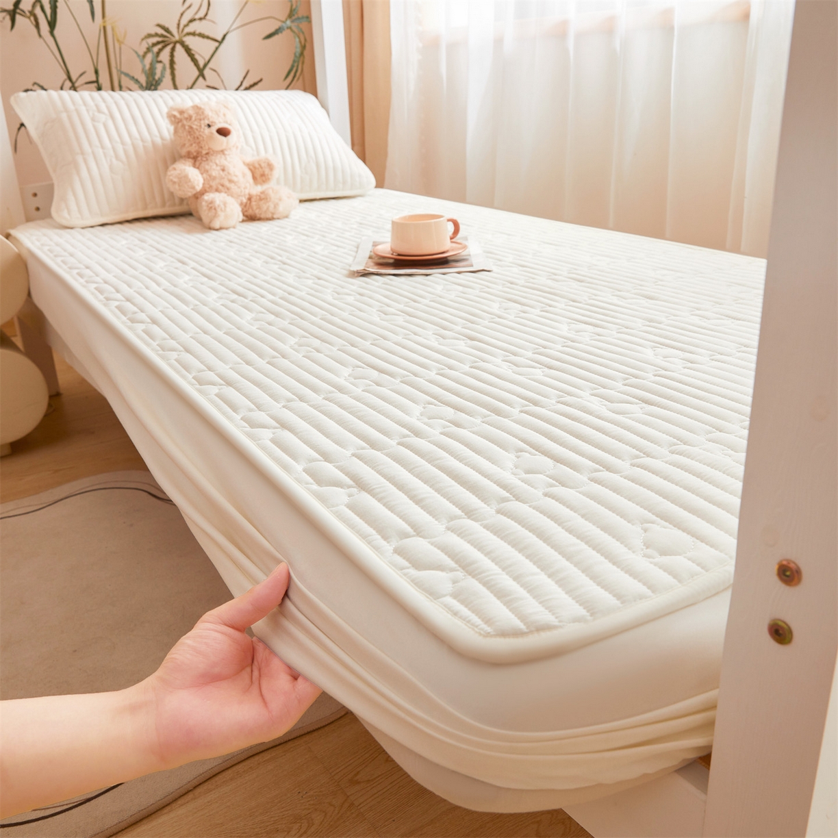 91家纺网 家纺一手货源 找家纺 雯豆家纺 2025新款四季款学生宿舍夹棉床笠上下铺床垫保护套 洛川-月光白