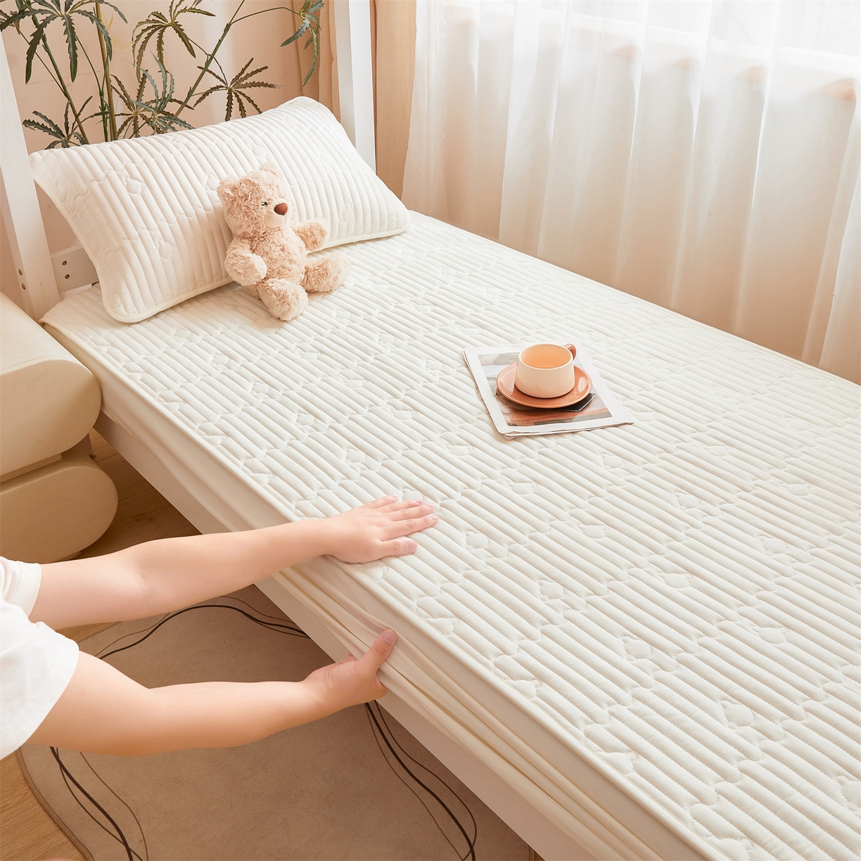 91家纺网 家纺一手货源 找家纺 雯豆家纺 2025新款四季款学生宿舍夹棉床笠上下铺床垫保护套 洛川-月光白