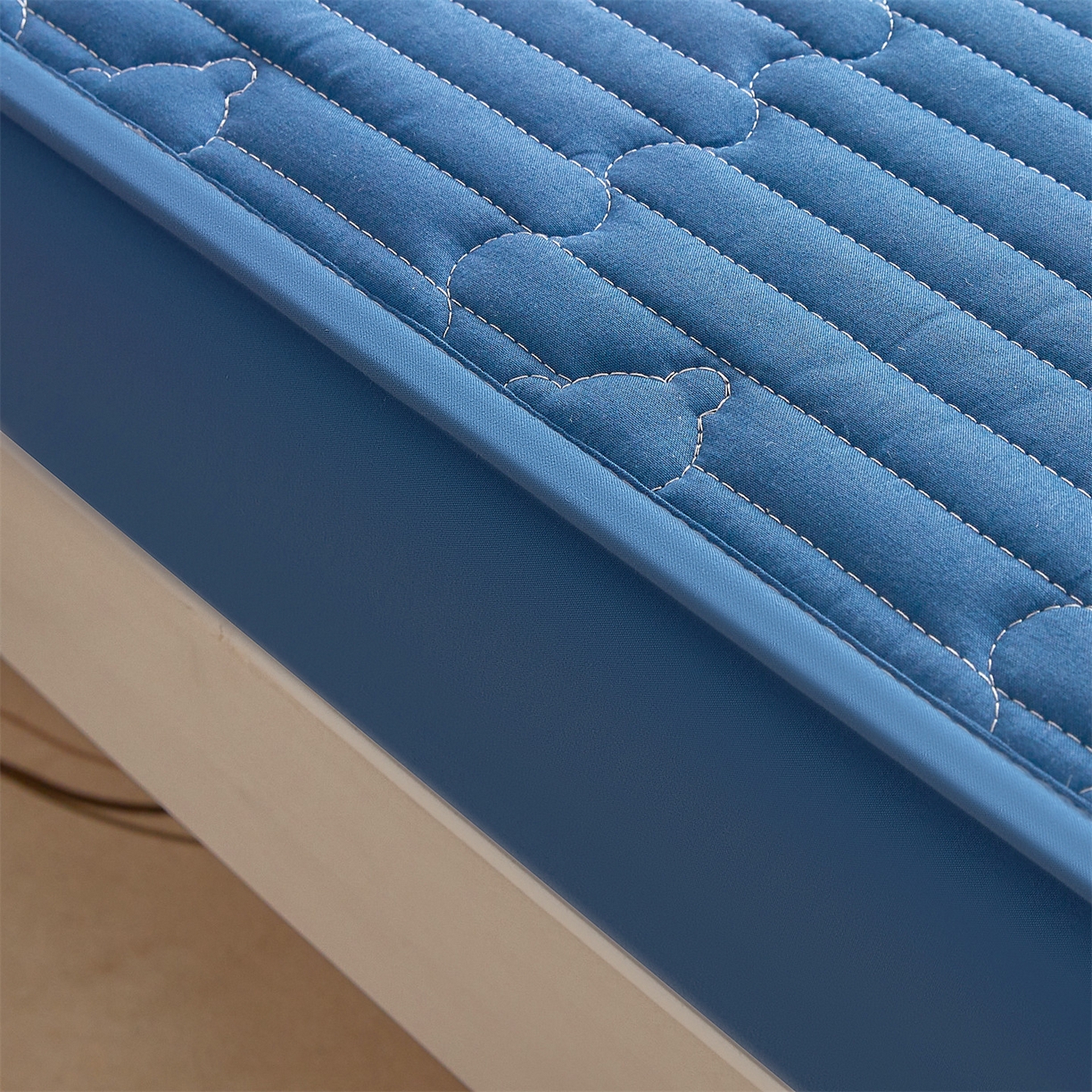 91家纺网 家纺一手货源 找家纺 雯豆家纺 2025新款四季款学生宿舍夹棉床笠上下铺床垫保护套 洛川-黛蓝