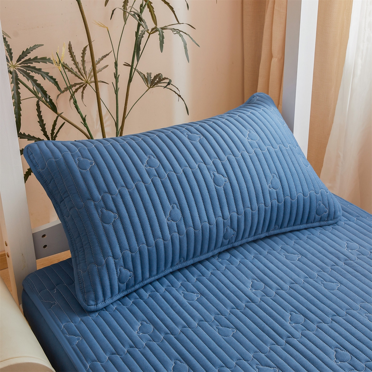 91家纺网 家纺一手货源 找家纺 雯豆家纺 2025新款四季款学生宿舍夹棉床笠上下铺床垫保护套 洛川-黛蓝