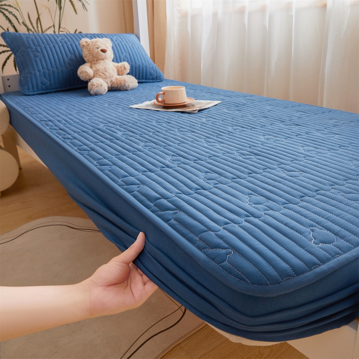 91家纺网 家纺一手货源 找家纺 雯豆家纺 2025新款四季款学生宿舍夹棉床笠上下铺床垫保护套 洛川-黛蓝