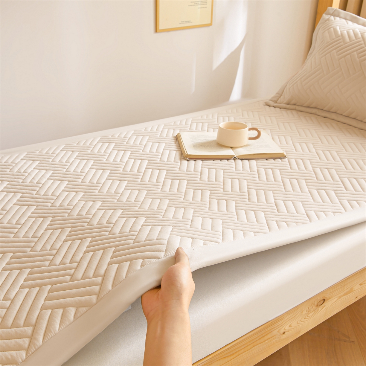 91家纺网 家纺一手货源 找家纺 雯豆家纺 2025新款学生宿舍夹棉床褥薄垫子上下铺床单人床护垫 摩登-奶咖