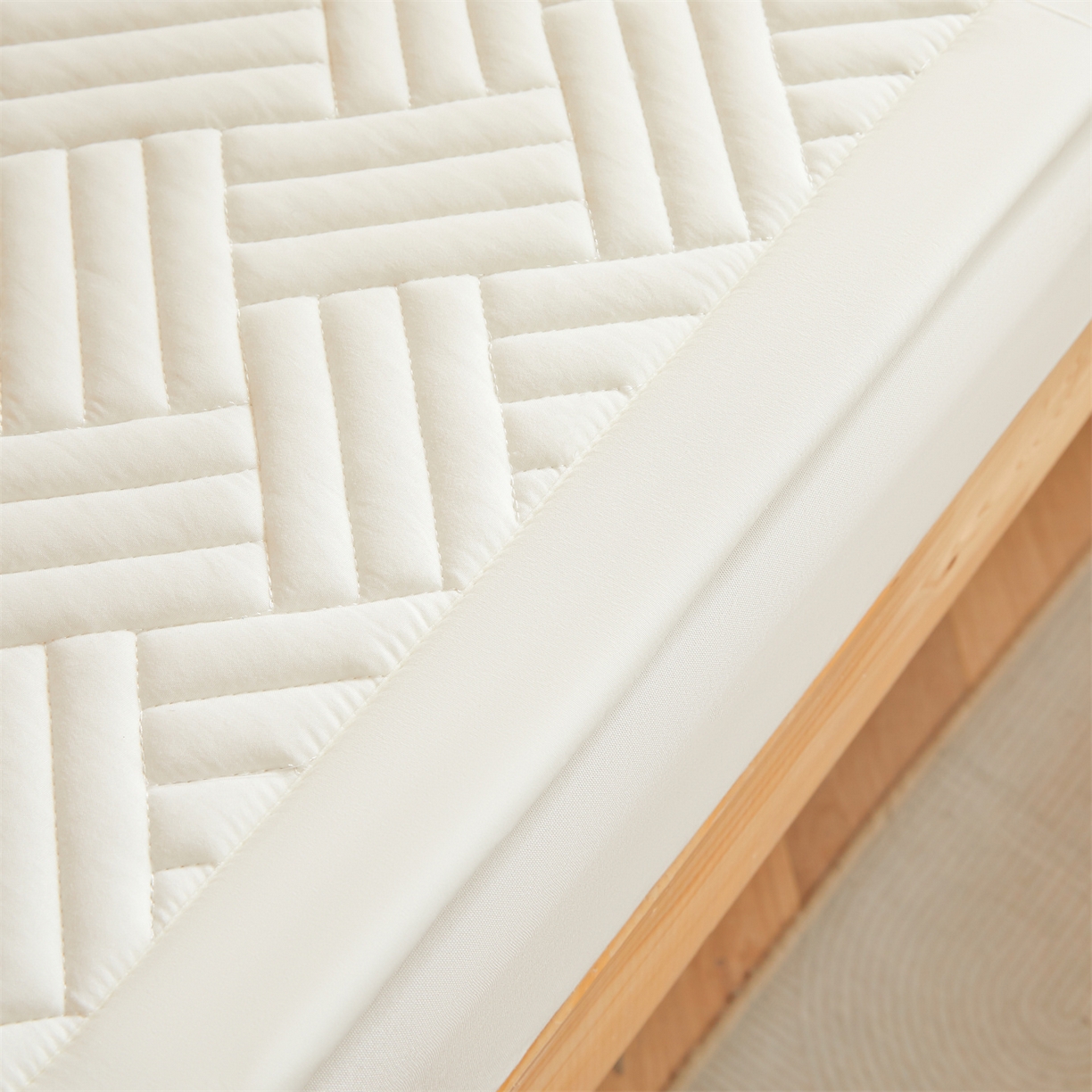 91家纺网 家纺一手货源 找家纺 雯豆家纺 2025新款学生宿舍夹棉床褥薄垫子上下铺床单人床护垫 摩登-月光白