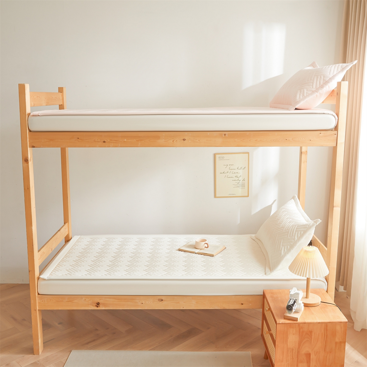 91家纺网 家纺一手货源 找家纺 雯豆家纺 2025新款学生宿舍夹棉床褥薄垫子上下铺床单人床护垫 摩登-月光白