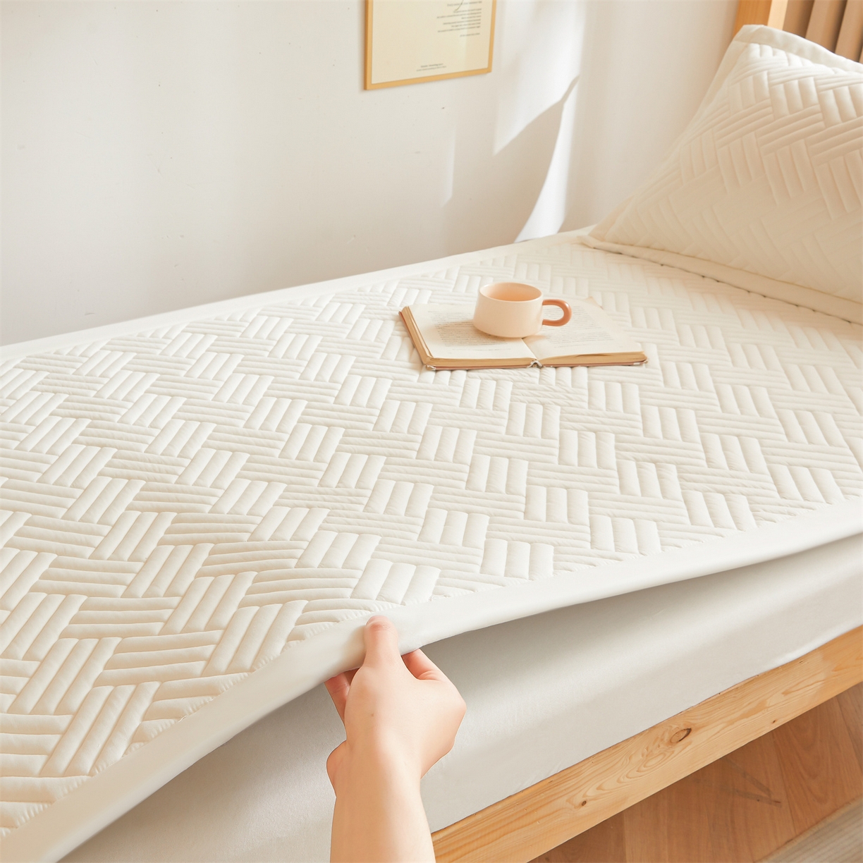 91家纺网 家纺一手货源 找家纺 雯豆家纺 2025新款学生宿舍夹棉床褥薄垫子上下铺床单人床护垫 摩登-月光白