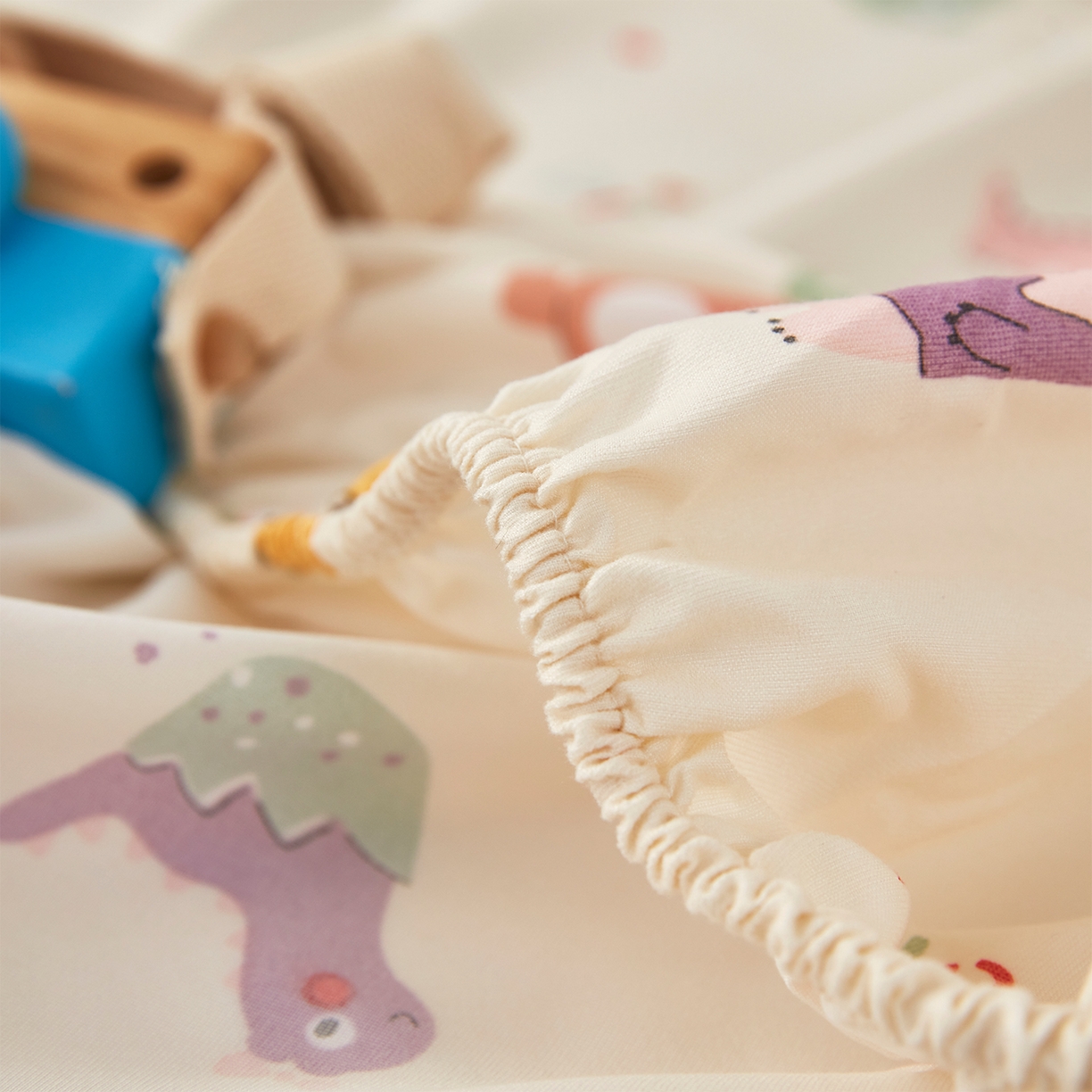 91家纺网 家纺一手货源 找家纺 乐居家纺 2025新款针织棉双层纱单件床笠 恐龙乐园