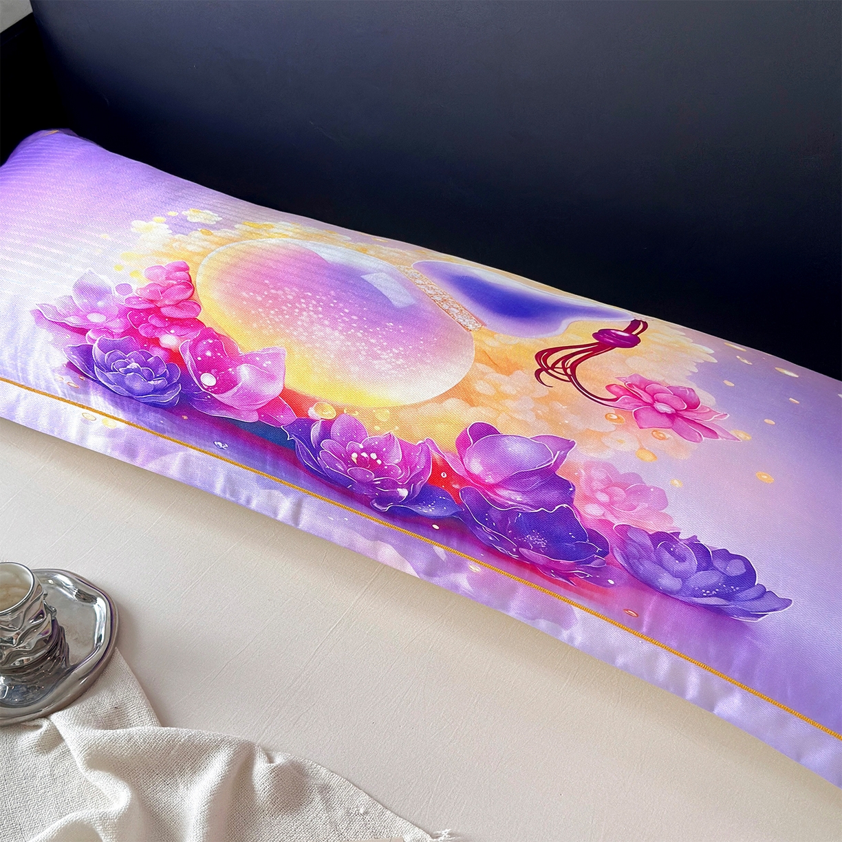 91家纺网 家纺一手货源 找家纺 乐居家纺 2025新款凉感高密冰丝双人印花枕套+内芯 珠光梦境