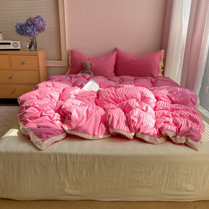 91家纺网 家纺一手货源 找家纺 轻奢坊 2025新款水洗棉纯色撞色包边绑带款四件套 果莓红