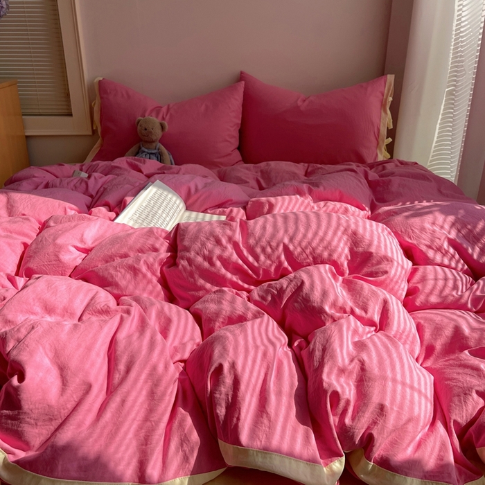 91家纺网 家纺一手货源 找家纺 轻奢坊 2025新款水洗棉纯色撞色包边绑带款四件套 果莓红