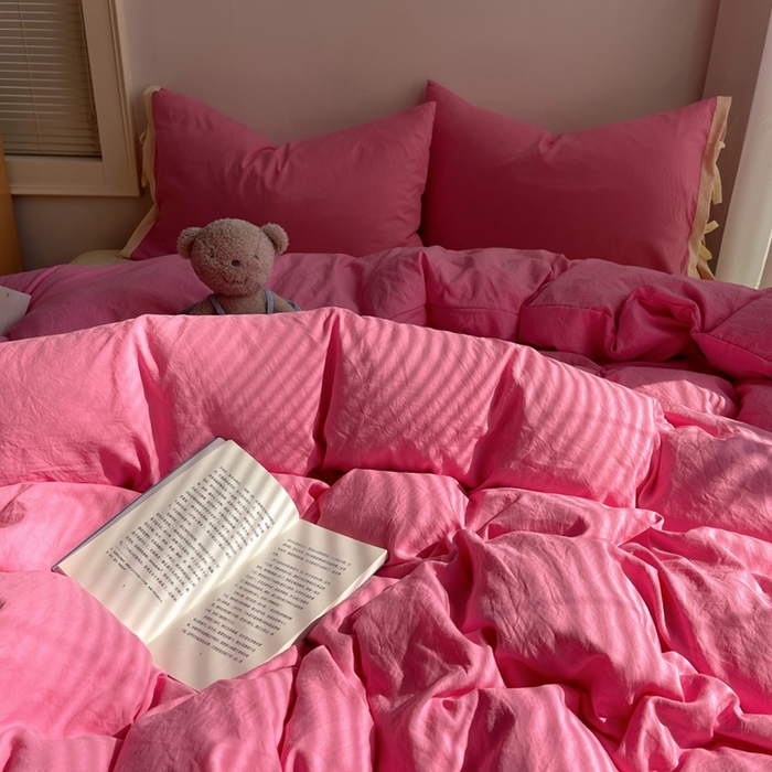 91家纺网 家纺一手货源 找家纺 轻奢坊 2025新款水洗棉纯色撞色包边绑带款四件套 果莓红