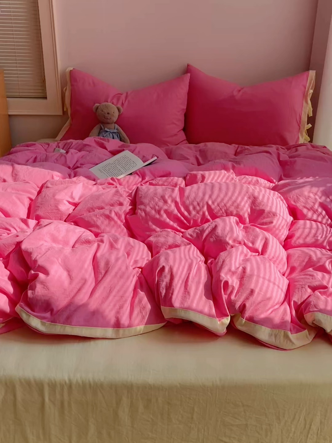 91家纺网 家纺一手货源 找家纺 轻奢坊 2025新款水洗棉纯色撞色包边绑带款四件套 果莓红