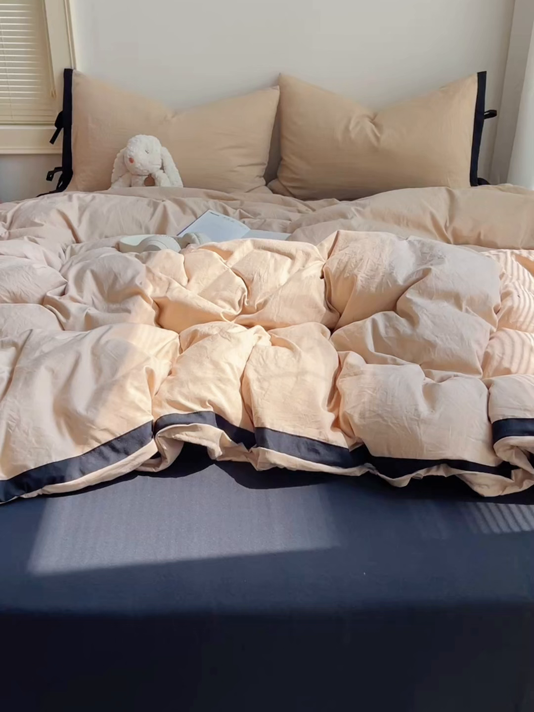 91家纺网 家纺一手货源 找家纺 轻奢坊 2025新款水洗棉纯色撞色包边绑带款四件套 胡桃棕