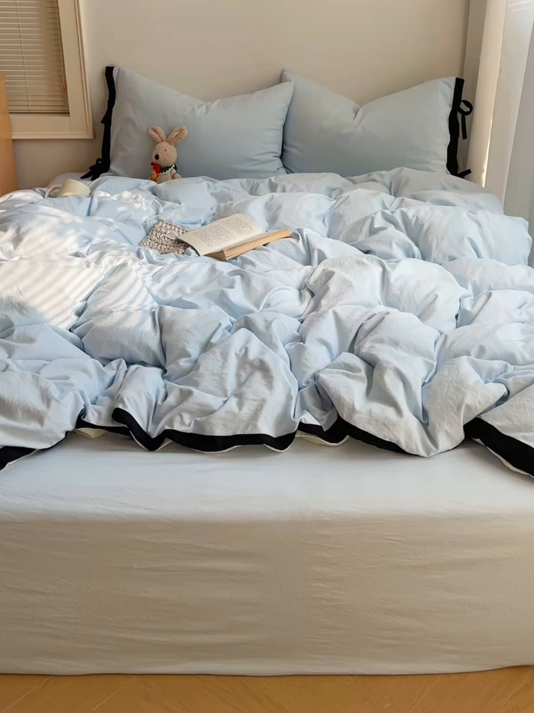 91家纺网 家纺一手货源 找家纺 轻奢坊 2025新款水洗棉纯色撞色包边绑带款四件套 晴空蓝